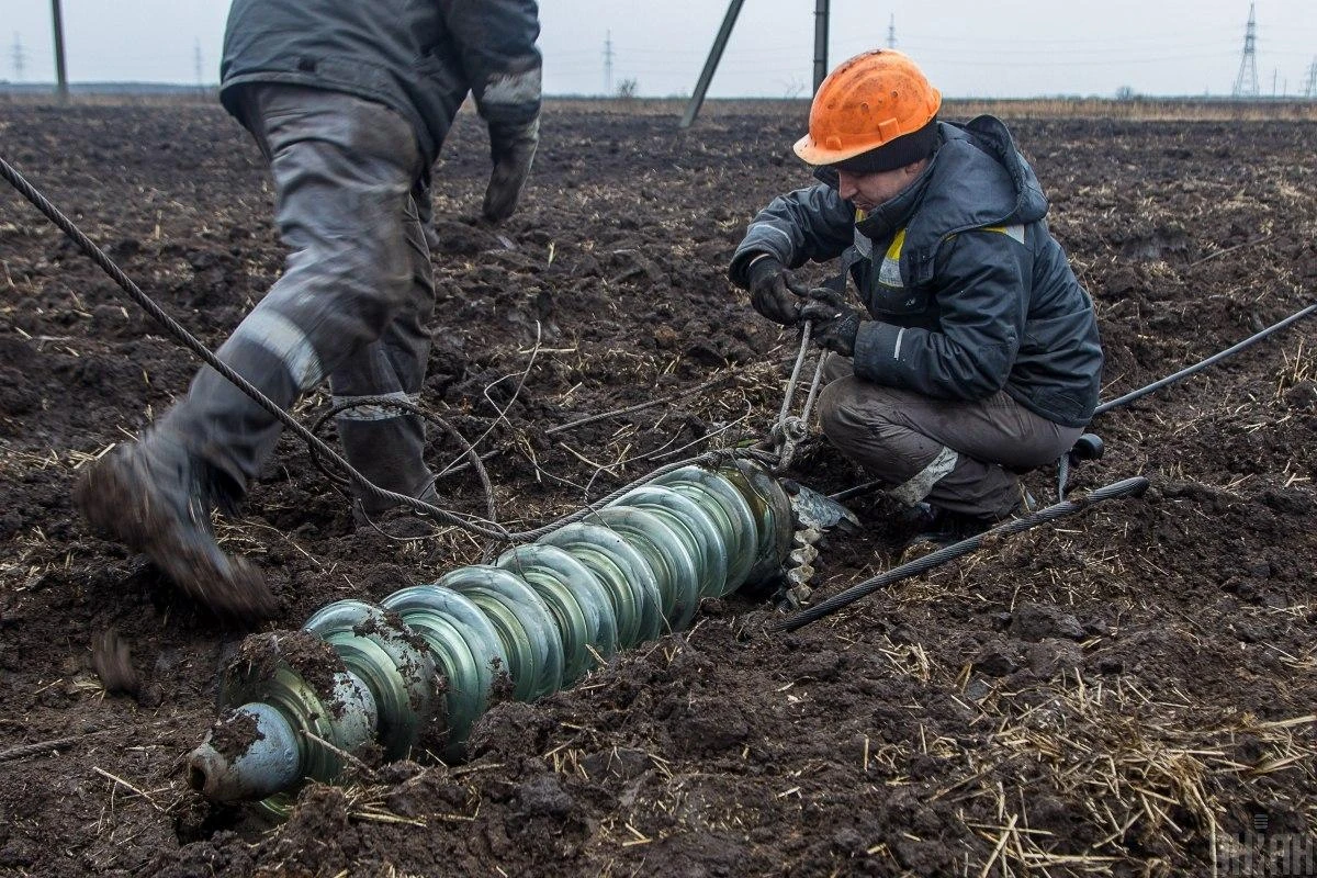 Енергетики ДТЕК Мережі проводять ремонт повітряної лінії без відключення світла