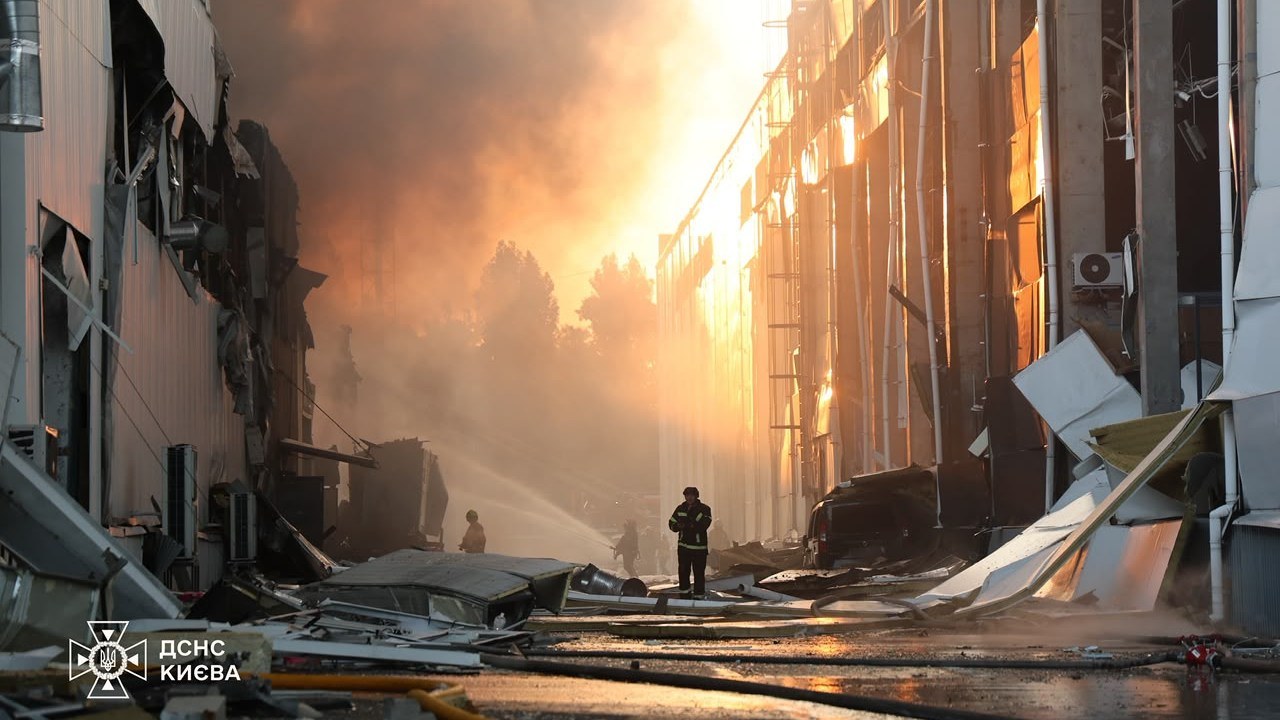 Наслідки удару балістикою по Києву: пожежі в Дарницькому та Святошинському районах