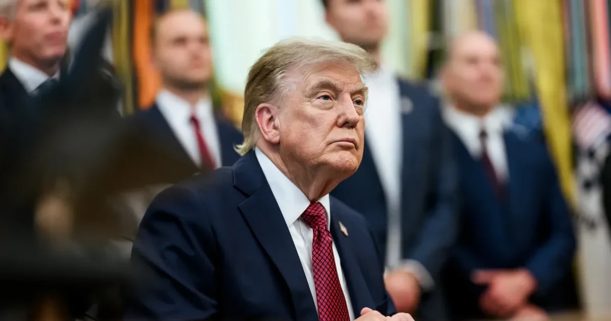 Дональд Трамп під час спілкування з журналістами на борту Air Force One
