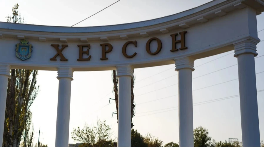 Пошкоджений хлібовоз із написом «ХЛІБ» після удару безпілотника в Херсоні