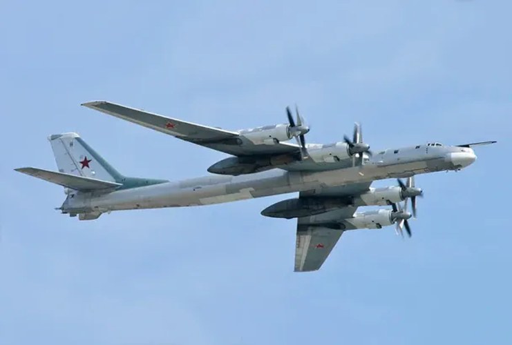 Супутниковий знімок аеродрому «Енгельс-2» з бомбардувальником Ту-95, у якого хвостова частина відокремлена від корпусу