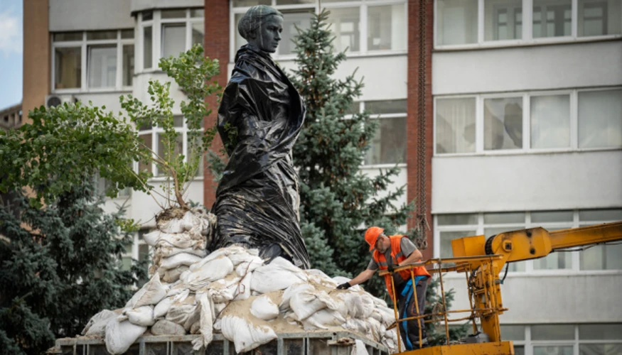Демонтаж захисних конструкцій біля пам'ятника Лесі Українці в Києві