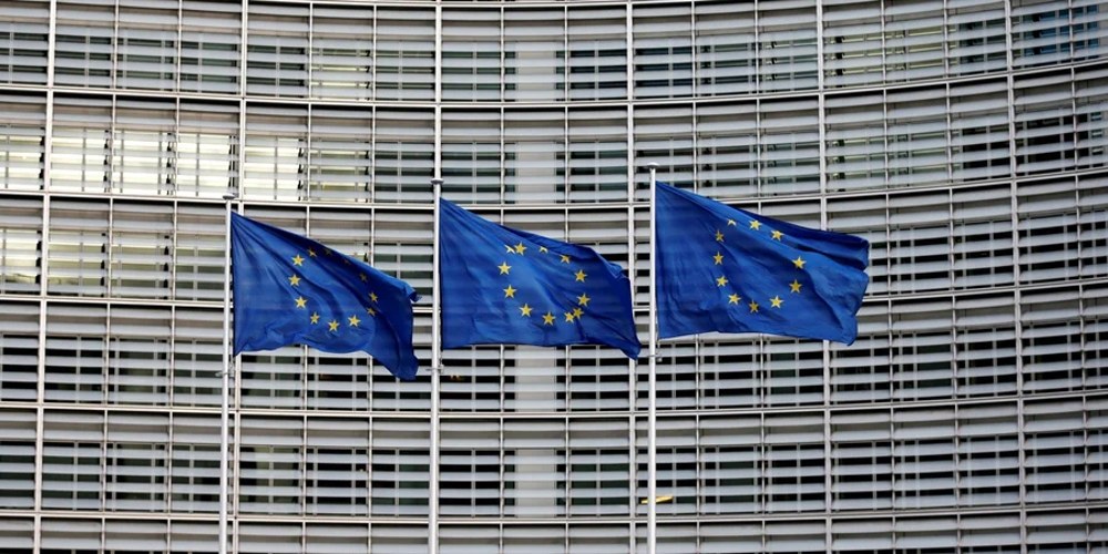 Прапор Європейського Союзу на фоні європейських інституцій