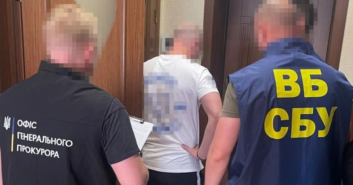 Робоче місце та вилучені гроші під час обшуків у справі заступника голови Хмельницької ОВА