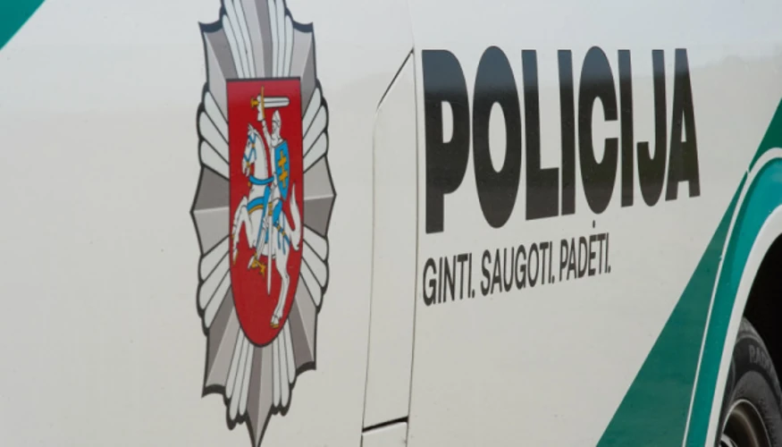 Жалобні вінки біля будівлі компанії RSI Europe у Вільнюсі та поліцейські на місці інциденту