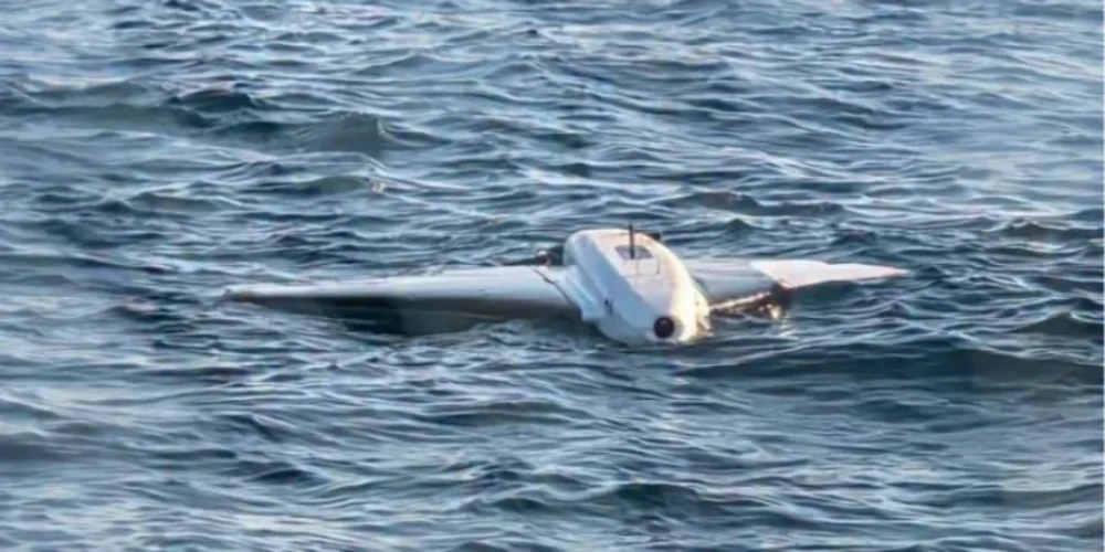 Корабель берегової охорони Румунії поблизу газового проєкту Neptun Deep у Чорному морі після контрольованого підриву двох