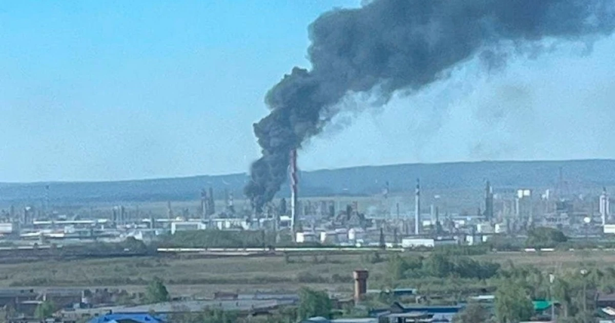 дим над нафтопереробним заводом «Лукойл-Пермнефтеоргсинтез» після атаки безпілотників