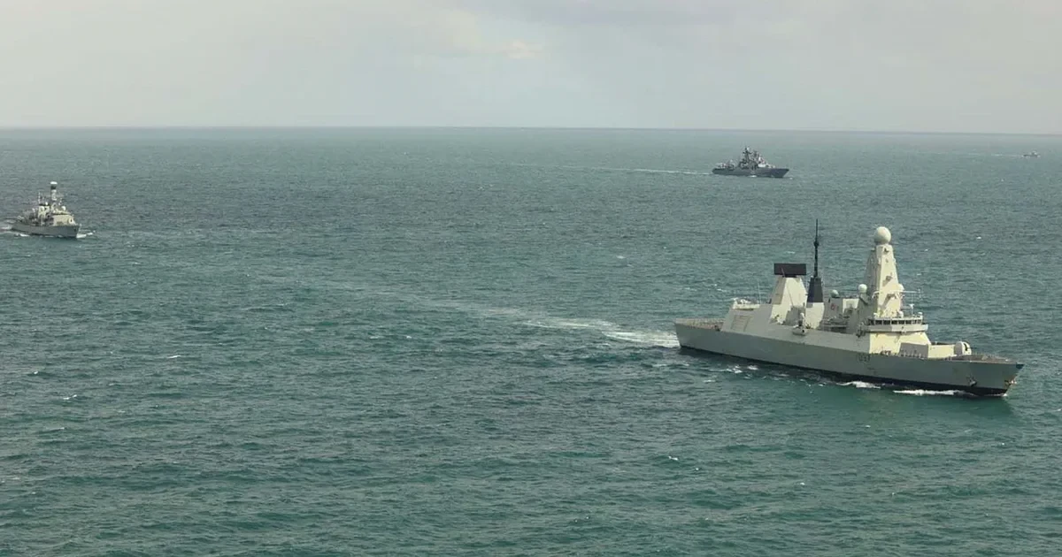 HMS Duncan, HMS St Albans та HMS Severn під час супроводу російських суден у Ла-Манші 21 серпня 2026 року